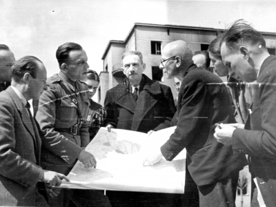 Józef Sigalin i Roman Piotrowski (w środku) nad planem, 1946