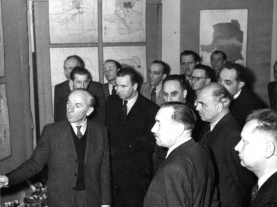 Zygmunt Skibniewski prezentuje plany Bolesławowi Bierutowi, 1947