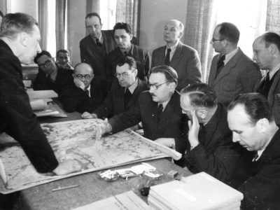 Kazimierz Lier (drugi z lewej) referuje założenia urbanistyczne Bolesławowi Bierutowi, 1947