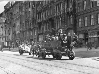 Powrót do Warszawy, ul. Marszałkowska, 1945. Fot. E. Falkowski