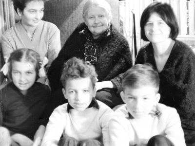 Elżbieta Jankowska z synową Hanną i wnukami: Magdaleną, Hanną, Piotrem i Michałem - lata 1960-te