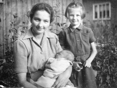Hanna Jankowska z Magdaleną i Michałem, 1947