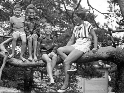 Z dziećmi w Pobierowie, 1959