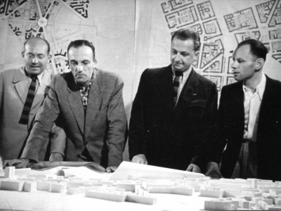Nad makietą MDM - od lewej: Zygmunt Stępiński, Józef Sigalin, SJ i Jan Knothe, 1950