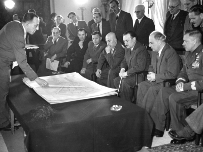 Józef Sigalin prezentuje projekt MDM Bolesławowi Bierutowi, 1950