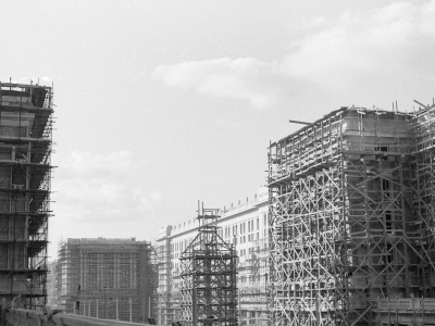 Bloki MDM wyłaniają się z rusztowań, 1952