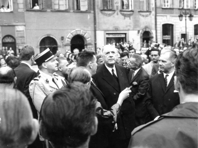Prezydent Charles de Gaulle na Rynku Starego Miasta, z prawej SJ