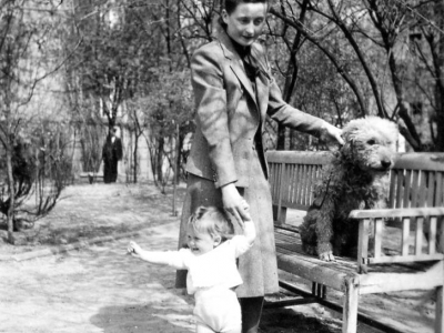 Zofia i Magdalena Jankowskie z psem Astorem, wiosna 1940