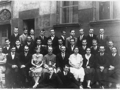 Maturzyści Szkoły "Mazowieckiej" rocznik 1926. Brat SJ - Andrzej drugi od lewej w ostatnim rzędzie