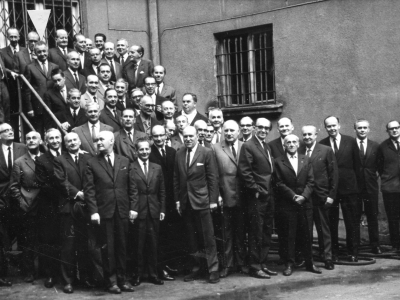 Spotkanie absolwentów, 1968. W drugim szeregu od góry: pierwszy z lewej K. Rudzki, ostatni SJ