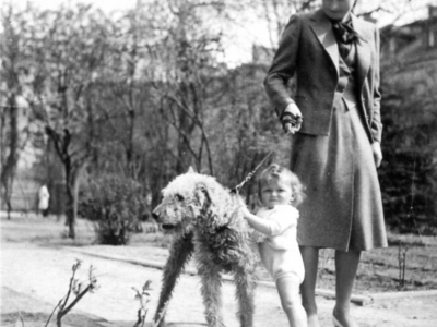 Zofia i Magdalena Jankowskie z psem Astorem